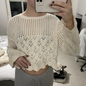 Stickad genomskinlig tröja  - Säljer denna fina tröja från zara knappt använd