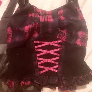 Pink bow gothic harajuku top - SÄLJES FORTFARANDE! Suuper fin topp i hög kvalitét! Använt 2-3 gånger och i bra tillstånd. Original pris: 450kr (inkluderad VAT) 💗 Fråga gärna om du har några funderingar på produkten! Sista två bilder är de bilder beskrivna under det originala köpet. :) 