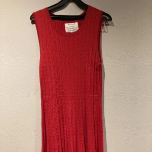 Röd klänning från Bondelid  - Ribstickad klänning från Bondelid. Klänningen är aldrig använd och i ett mycket skönt material (viskos, nylon)!❤️