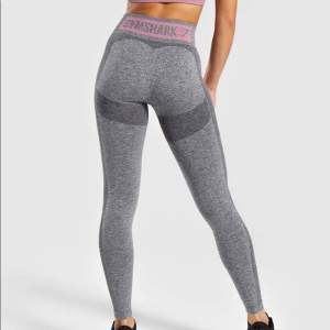 Gymshark flex highwaisted leggings. Grå/rosa. Storlek S. Använda men bra skick! Pris kan diskuteras. Köpare står för frakt.