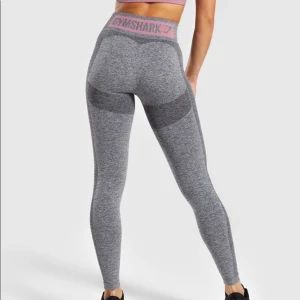 Gymshark tights - Gymshark flex highwaisted leggings. Grå/rosa. Storlek S. Använda men bra skick! Pris kan diskuteras. Köpare står för frakt.