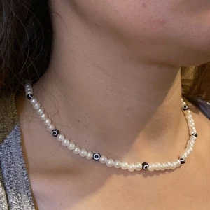 Pärlat Evil eye halsband 🎶 -  Evil eye Kollektion 🧿 * 35kr per halsband exklusive frakt! * Du väljer längden själv * Flera olika färger * Vill du ha ett mix-färgat halsband? Gärna! Du väljer precis allt. * Standard längd 40 cm * + 1cm = +2 kr