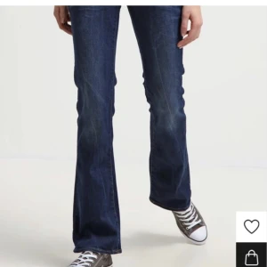 lowwaist jeans - Säljer dessa g-star jeans, så snygga men tyvärr för korta på mig som är 170cm💞vill se hur mycket jag kan få för dem, nyskick! Nypriset är 999kr💞 lowaist, bootcut, mörkblå💞frakten är 57kr! Slutsålda på hemsidan
