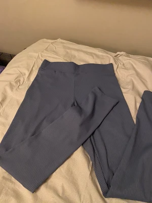 Ribbade leggings  - Lika ribbade leggings. Säljer pga: inte min stil. Nypris 120kr