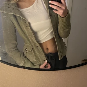 Jacka från VeroModa - Köpte denna snygga jacka ifrån en Tv inspelning, och den fungerar perfekt nu till våren. 💚💚