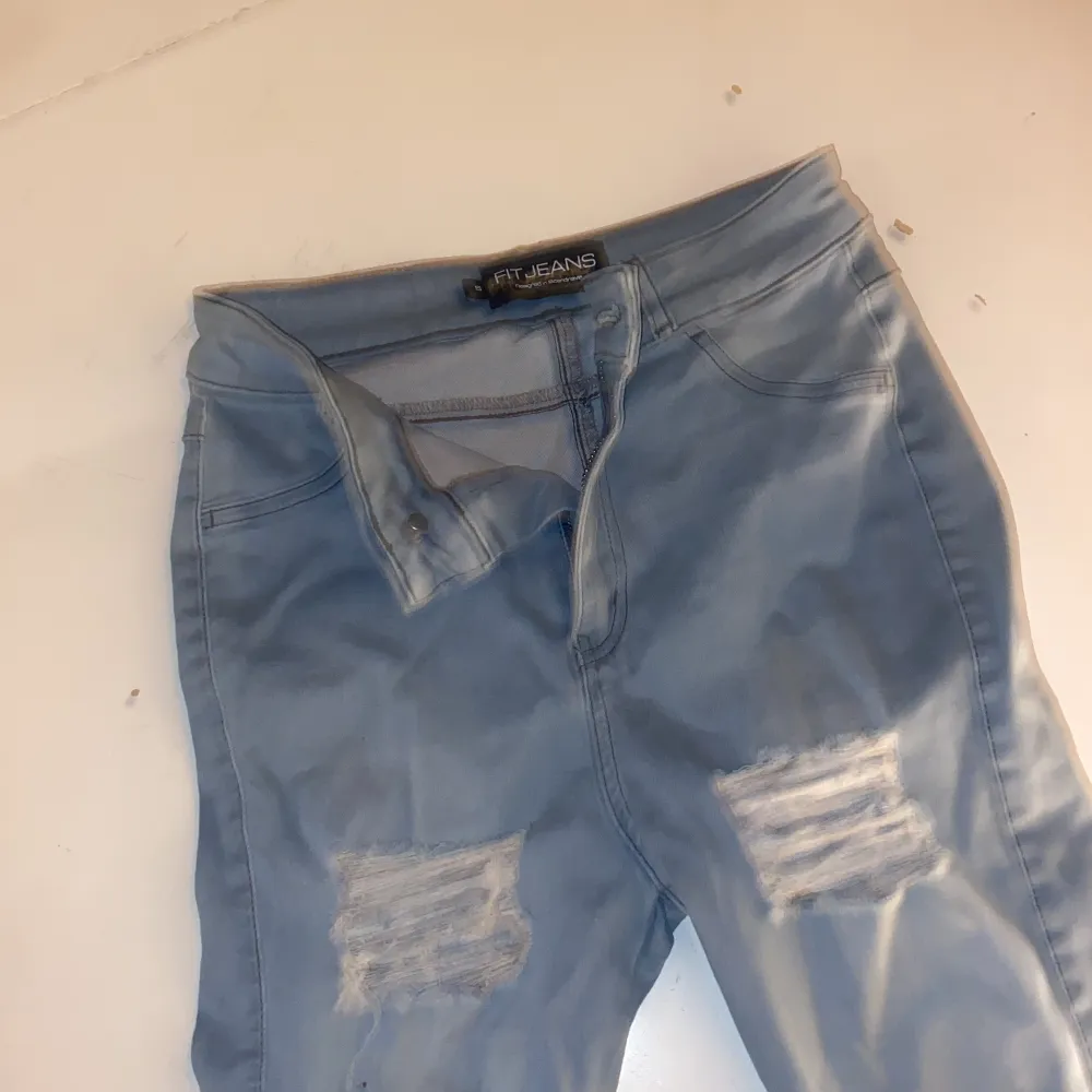 Ljusblå skimning jeans , stretch tyg, höga i midjan underbart sköna. . Jeans & Byxor.
