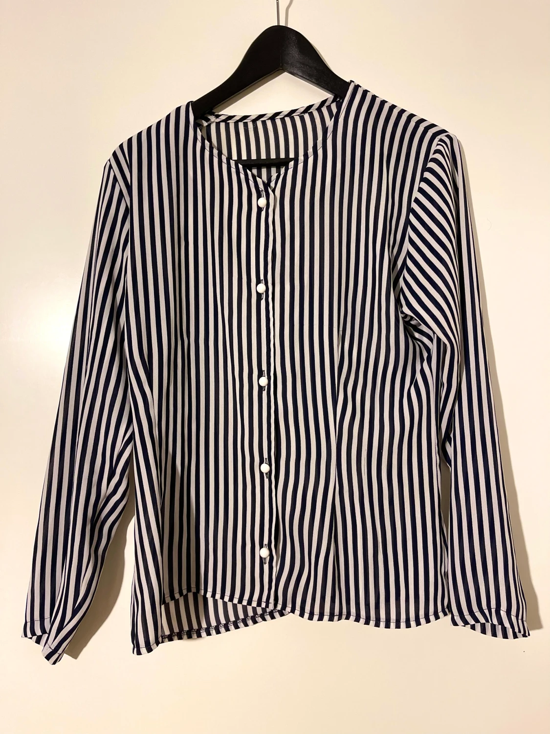 Svartvit randig blus