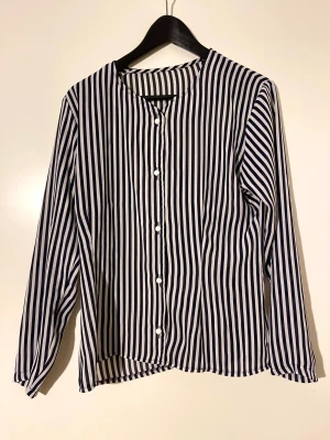 Svartvit randig blus - Tunt tyg med fina knappar