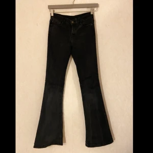 Low Waits bootcut - Bootcut jeans från zara. Stentvättade. Lågmidjde. Jag är 170cm lång och de går ner till marken. Storlekslappen bortklippt men skulle säga att det är XS Frakt 69kr  Betalning via swish 
