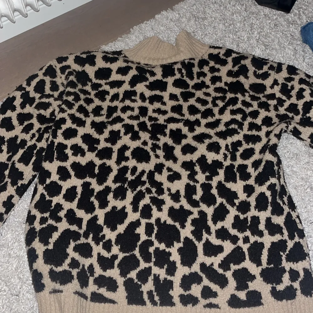 En fin leopard stickad tröja, ingte som är fel på den. Storlek xs. Stickat.