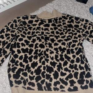 En fin leopard stickad tröja, ingte som är fel på den. Storlek xs