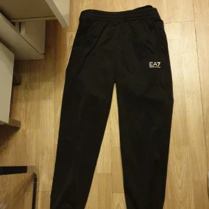 Ea7 byxa - Köpt för 600kr Säljs för 200kr Knappt använd för liten Priset kan diskuteras vid snabb affär
