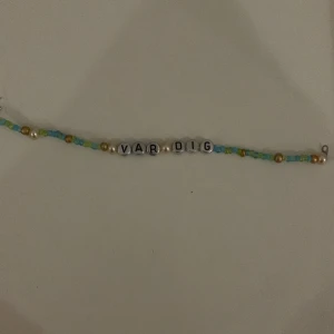 VAR DIG ARMBAND 🎸🪩💿 - ⚠️ENDAST VISNINGSEXEMPLAR⚠️jag ska börja med mitt lilla företag igen. Här kommer finnas smycken till bra pris. Men iallafall här har vi ett armband som man kan ha 12-20 cm långt med pärlor. Det är beige,grönt,blått,gulligt och silvrigt. Hoppas du vill köpa❤️