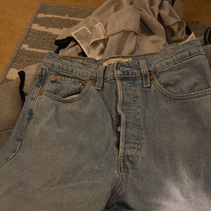 Straight jeans  levis - Säljer mina straight levis jeans då deninte iommit till användning. Högmidjad och jättefin blå färg. Storlek 27. Nypris 1399 säljer för 700