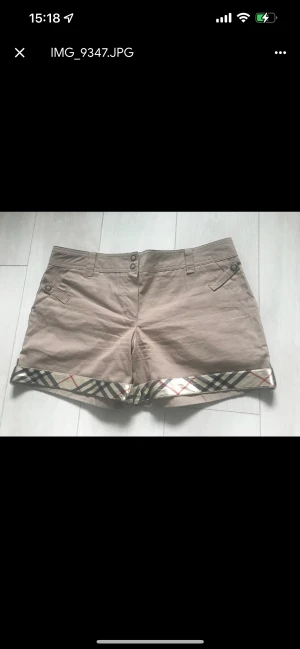 Burberry shorts - storlek 38-40. möts i stockholm eller fraktar. 
