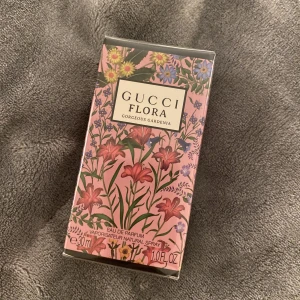 Gucci Flora Gorgeous Gardenia EDP 30ml - Säljer helt oöppnad Gucci Flora Gorgeous Gardenia EDP 30ml för 450kr (795kr ordinarie pris från Kicks) 🌷   FloralToppnot: Päronblomma Hjärtnot: Vit Gardenia, Jasmine absolute Basnot: Farinsocker