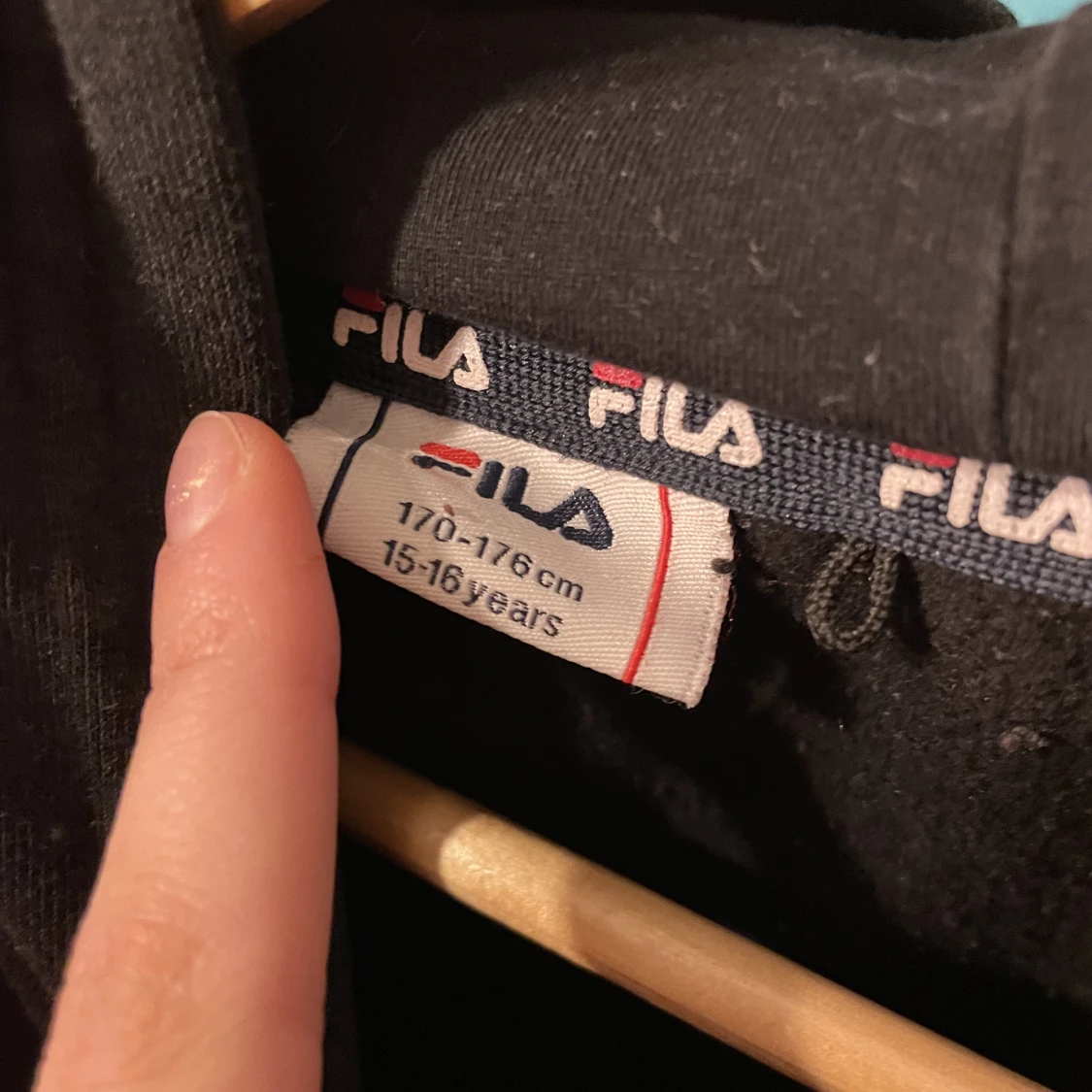 Säljer svart fila hoodie  - 90