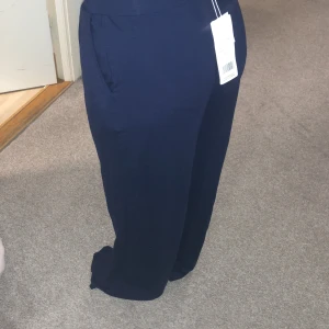 Blå byxor - Aldrig använd, helt ny. prislappen kvar  Beställd från Zalando