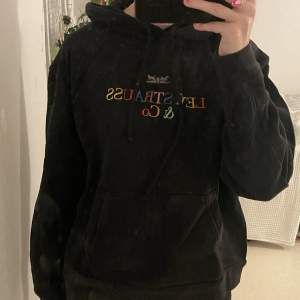 svart oversized levi’s hoodie ❤️🧡💛💚💙 knappt använd 
