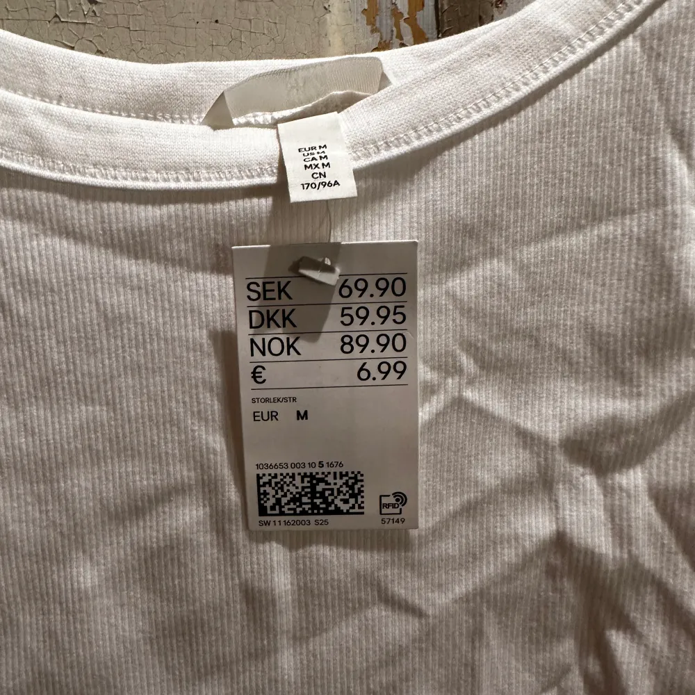 Helt nytt vitt linne ifrån H&M i storlek M. Aldrig använt och betalning sker via swish💕. Toppar.