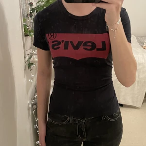 svart levi’s tröja  - svart levis t-shirt med rött tryck 🖤❤️