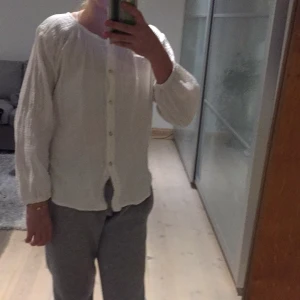 Blus - Jag säljer blusen pga att jag inte använder den längre och lite kort i armarna. Har inte används mycket. Blusen har knappar och kommer från zara. Storleken är mer som en 164 