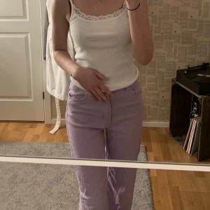 Lila jeans  - Ett par lila jeans som passar väldigt snyggt nu till våren💜vädligt sköna jeans som är oversized💜kontakta vid intresse💜