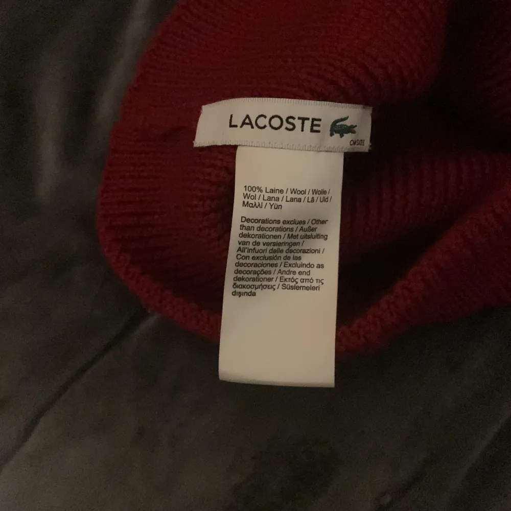 Här säljer jag min Lacoste mössa i färgen röd, storlek oklart men inte så jätte stor. Priset går att diskutera. Är du intresserad tveka inte att höra av dig! . Accessoarer.
