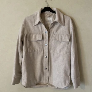 Skjortjacka från Monki - Skulle säga att den är mer storlek XS-S. Nypris 600 kr.