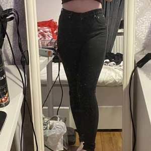 Svarta jeans - Säljer dessa svarta skinny jeans från lager 157. 