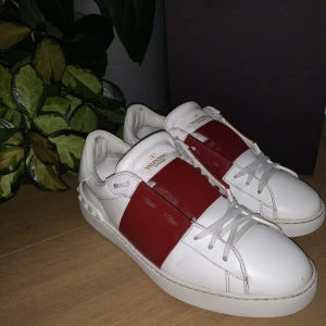 Valentino skor - Hej säljer nu mina valentino skor som är i väldigt fint skick. Kan fraktas samt mötas upp! Skick 9/10 Nypris 6.000:- 