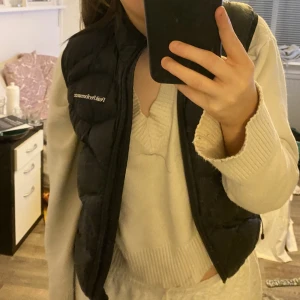 Peak Performance Väst - Ny skick och endast använd i fjällen 1 gång, nyköpt 1800 men används inte så därför till salu💕(kan eventuellt sänka priset)