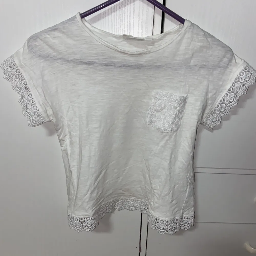 En snygg och gullig vit tröja som inte har vart använd mycket. Den är i storlek Xs/S och är från Kappahl. 💖 Den är parfekt för sommaren och passar med alla outfits 🫶. Tröjor & Koftor.