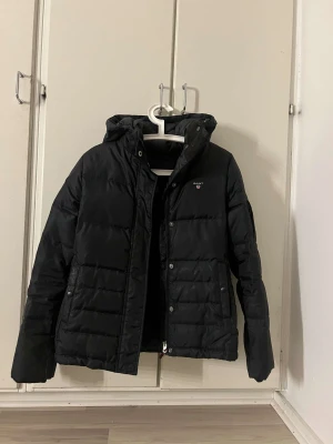 Gant jacka  - Säljer min gant jack, bra skick endas andvänd ett fåtal gånger. Storlek xs.