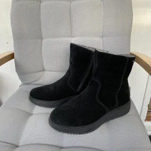 Vinternskor i mocka - Jätte varma, mjuka och bekvämma vinterskor i äkta mocka, varmfodrade. Storlek 38. Använde en säsong, de är i jätte bra skick. Nytt pris 1700kr.