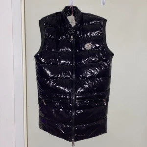 Moncler väst - Moncler väst strl M