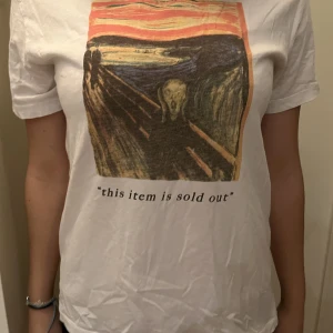 T-shirt med tryck  - Vit T-shirt med fint tryck!