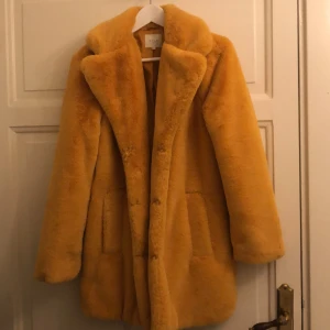 Super fin kappa  - Jätte fin och skön kappa från vila. En av krokarna som man stänger den med sitter löst men kan lätt fixas.❤️( pris kan diskuteras)😄