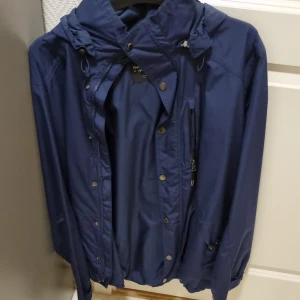 PeakPerformance jacka - Säljer min peakperformance sommar jacka då den ligger och dammar i garderoben.