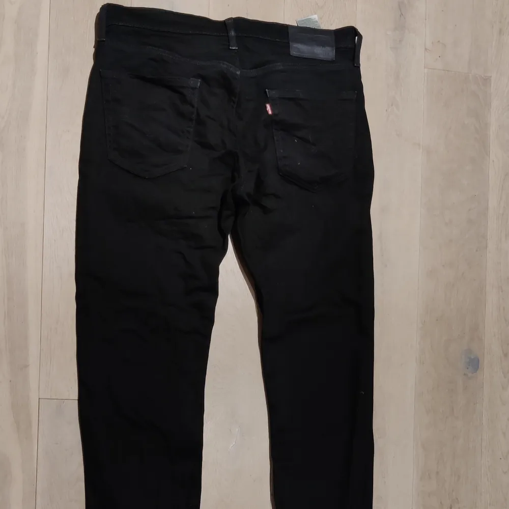 Använda svarta jeans från Levi's.  Modellen 502 är inte lika raka som klassiska 501. . Jeans & Byxor.