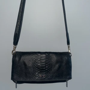 Zadig & Voltaire väska - Super snygg väska från Zadig&Voltaire med ormskinns mönster. Säljer pga att jag inte använder längre. Väskan har ett tillköpt glitter väskband 😍 köpt får några år sedan men inte så använd och syns inte! Ord pris . 3.700kr + axelrem 500kr🦔