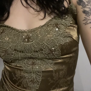 Unikt y2k linne  - Ett väldigt unikt vintage linne i bronsfärg jag hittade secondhand för cirka 1 år sen som tyvärr inte kommer till användning längre <3 Knäpps med dragkedja på sidan. Strl S men skulle snarare säga Xs <33