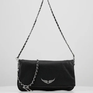 ✨Zadig voltaire väskan✨ - Här kommer min älskade zadig väska❤️köpte den i butik för 3800, ✨inga skador och ser ut som ny✨  Width x Height x Depth : 27 x 13 x 2 cm.💘kan diskutera ang pris💘