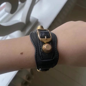 Balenciaga armband - Asså snyyygggaste balenciaga armbandet som jag inte använder! Box och äkthetbevis medföljer självklart! Först till kvarn!!! Frakt 66kr med box