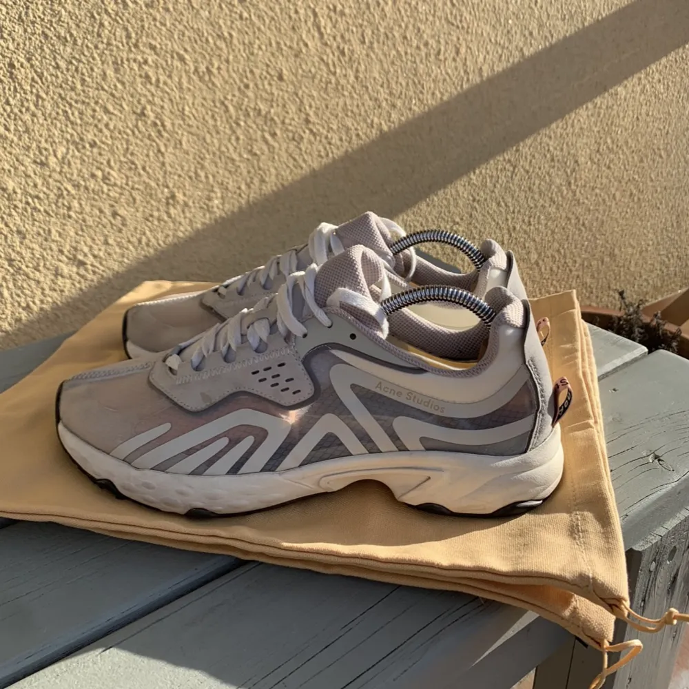 Fina skor från Acne Studios i storlek 41 (= 28 cm innersula). Inköpta under våren 2021 för 3200 kr. Knappt använda. Två stycken Acne Studios-dustbags medföljer.. Skor.