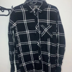 Picknick-skjorta  - Ser ut mycket som en picknick skjorta och passar bra med jeansshorts med nån valfritt topp. Du får även detta på 29% rabbat!!