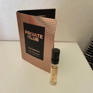 Parfymprov Karl Lagerfeld - Parfymprover från Karl Lagerfeld. Säljes för 30kr styck eller båda för 50kr + frakt 15kr. Bild 1: Karl Lagerfeld Private Klub (for women) 2 ml, Bild 2: Karl Lagerfeld (for women) 1.2 ml 