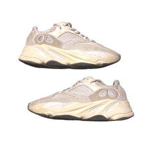 Yeezy 700 Analog - Yeezy 700 analog i använd men 100% användbart skick. På grund av vissa flaws (fråga om du vill ha närmare bilder) så sitter grundpriset rätt lågt. En väldigt og yeezy model från 2019. Fråga om fler bilder p t.ex. de reflekterande delarna. Resell ca 3500kr
