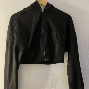 Hoddie med dragkedja  - Hoddie med luva och dragkedja, croppd. Den är knappt använd 💕