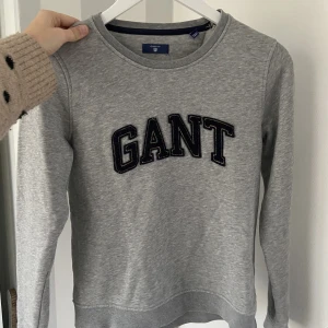 Sweatshirt - GANT sweatshirt i gråmelerad färg. Använd 2 gånger, i nyskick. Frakt 43kr